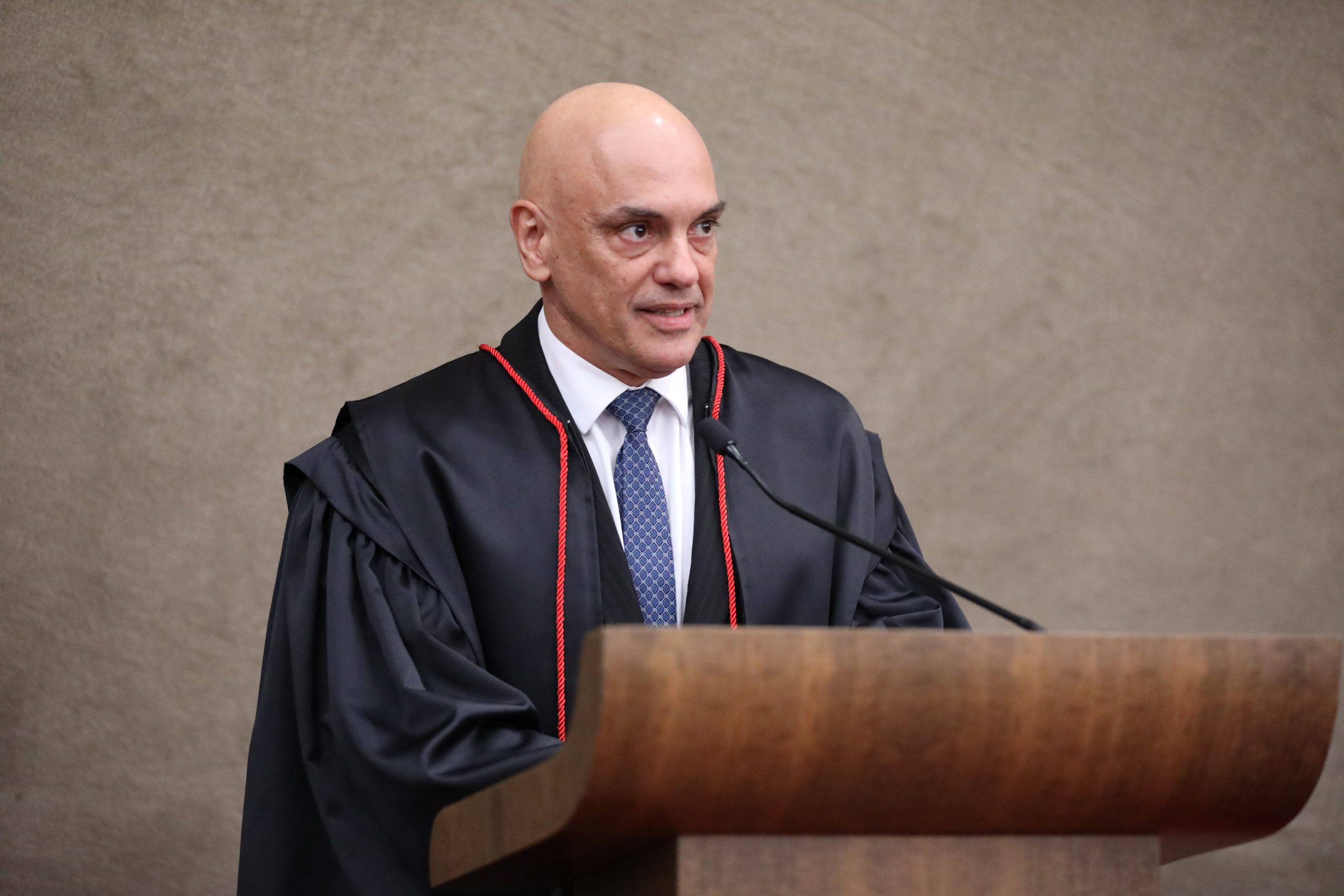 Moraes chama diálogos com Vorcaro de fantasiosos e acusa Mendonça de farsa