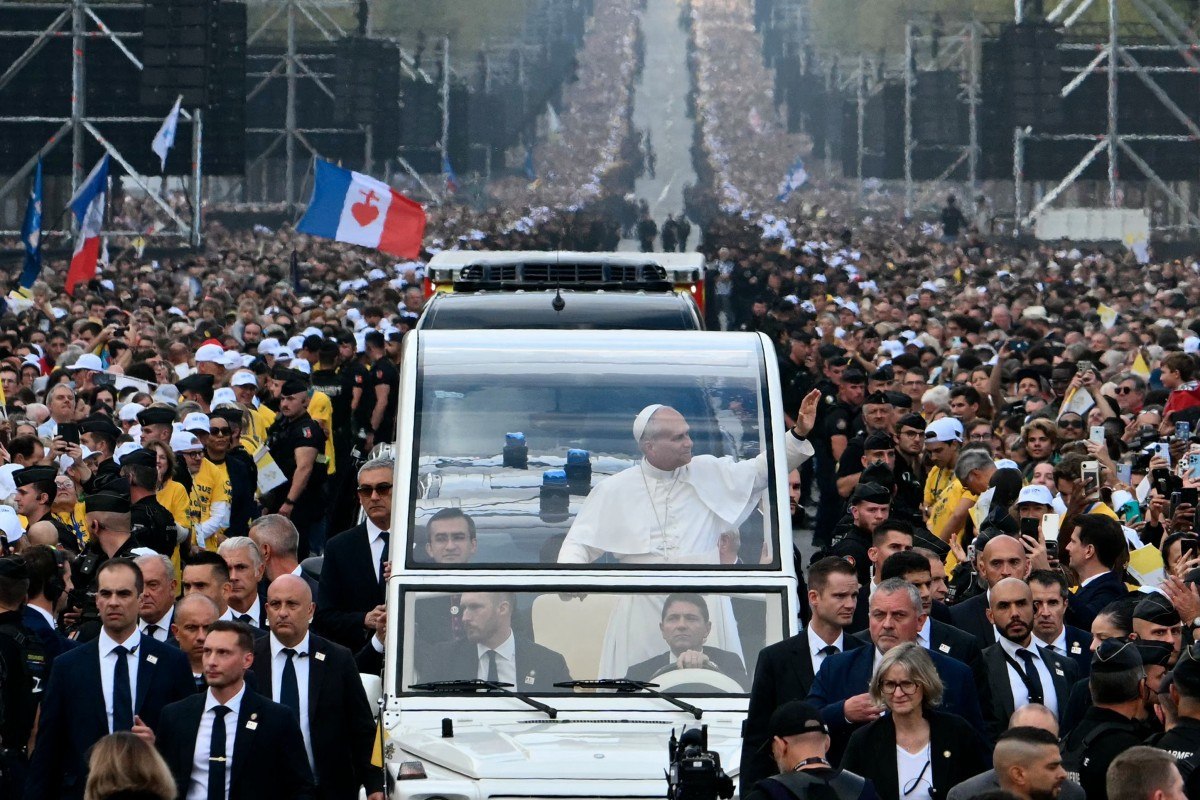 Papa celebra missa para 800 mil pessoas em Paris