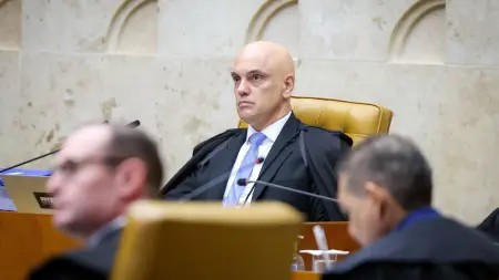 Moraes se declara impedido em ação que envolve esposa e Vorcaro