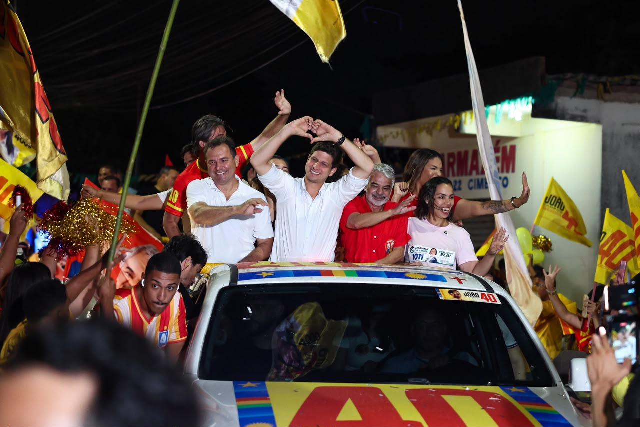 João Campos faz carreata em Paulista e defende retomada de grandes obras na RMR