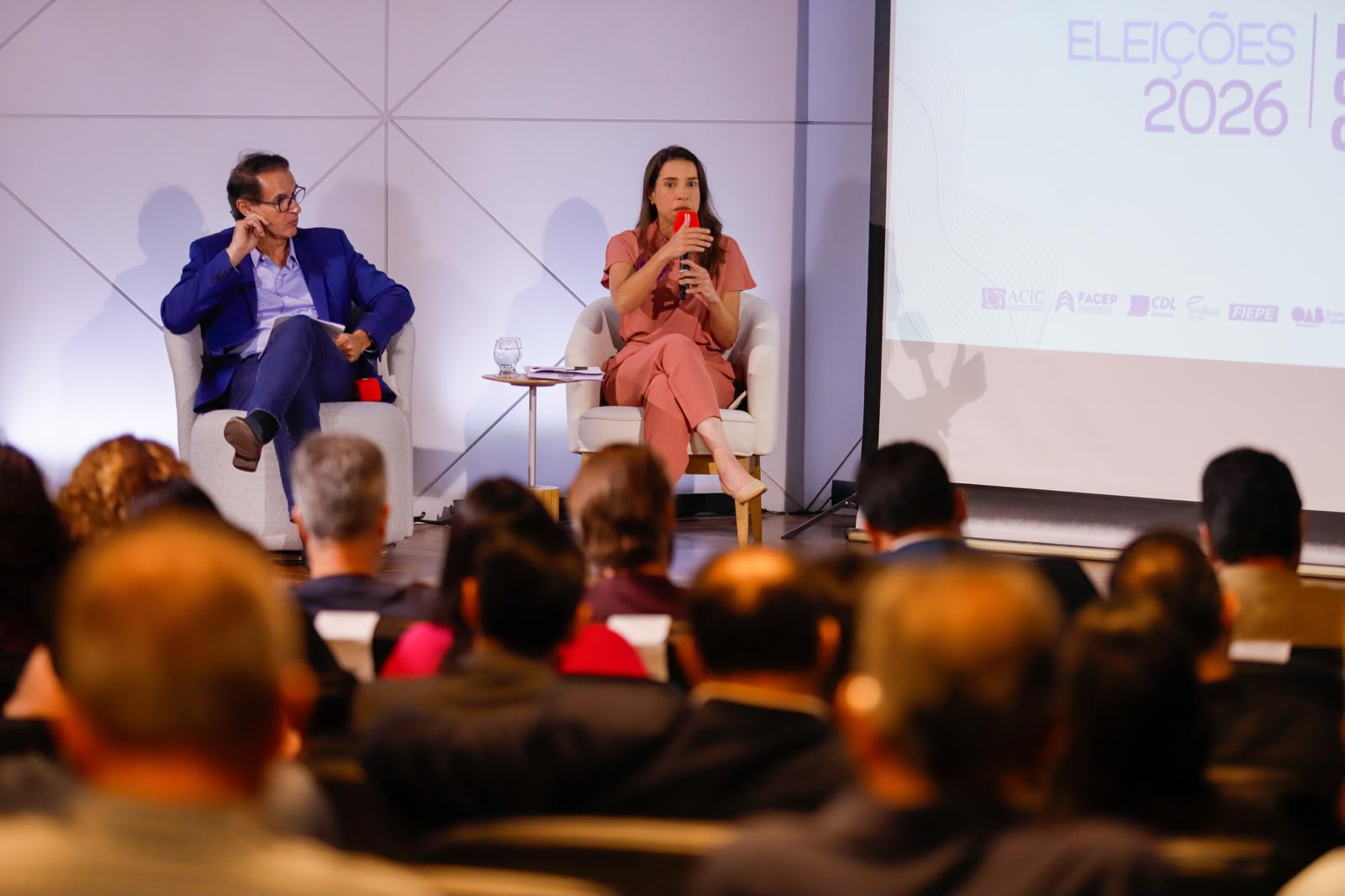 Raquel Lyra destaca retomada econômica e investimentos durante sabatina em Caruaru