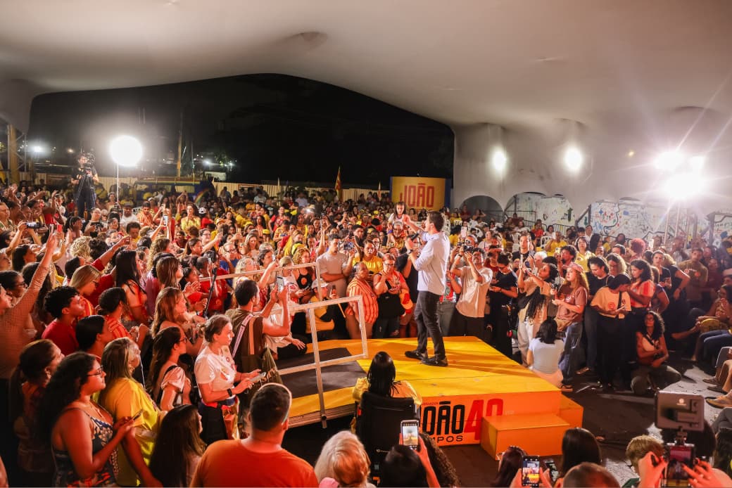 João Campos promete ampliar monitoramento de agressores e rede de delegacias da mulher