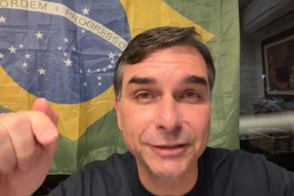 Flávio Bolsonaro relembra facada do pai e convoca apoiadores para atos do 7 de Setembro