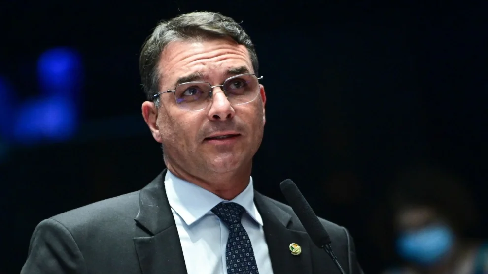 Alexandre de Moraes é ‘laranja podre’ dentro do STF, diz Flávio Bolsonaro