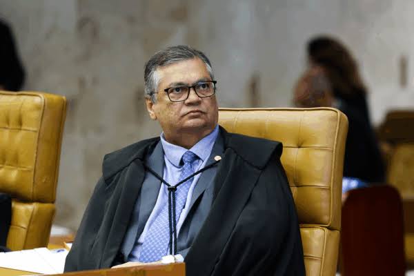 Dino proíbe Mario Frias de sair do Brasil sem autorização