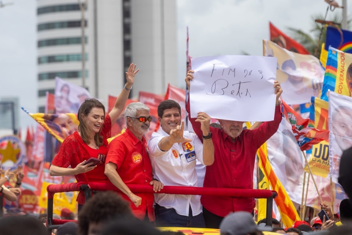 Ao lado de João Campos e aliados, Lula exibe cartaz pedindo “fim das bets” durante ato no Recife