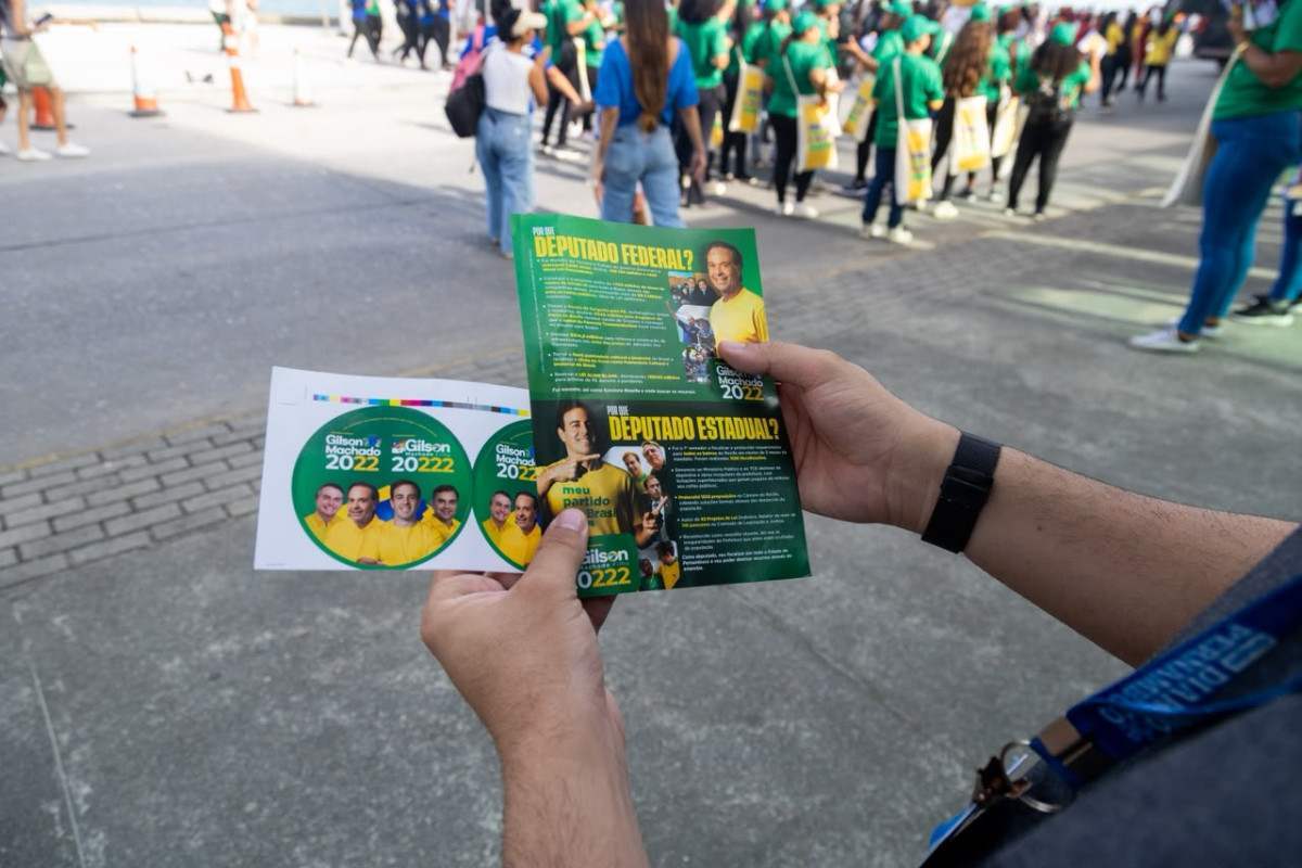Marcha para Jesus vira espaço para distribuição de materiais eleitorais da direita no Recife