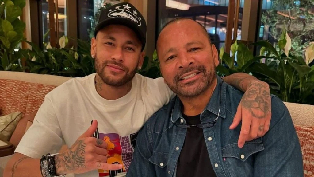 Mensagens apreendidas pela PF mostram Flávio Bolsonaro e pai de Neymar cobrando recursos de Vorcaro