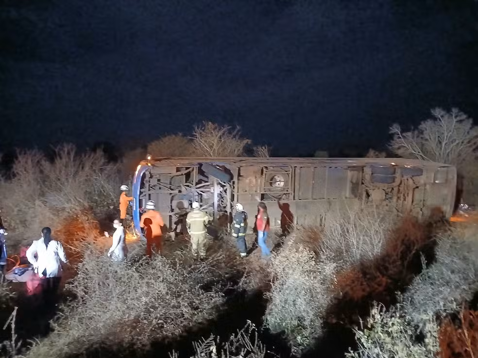 Acidente com ônibus deixa 7 mortos e 13 feridos na Bahia; policial e criança estão entre as vítimas