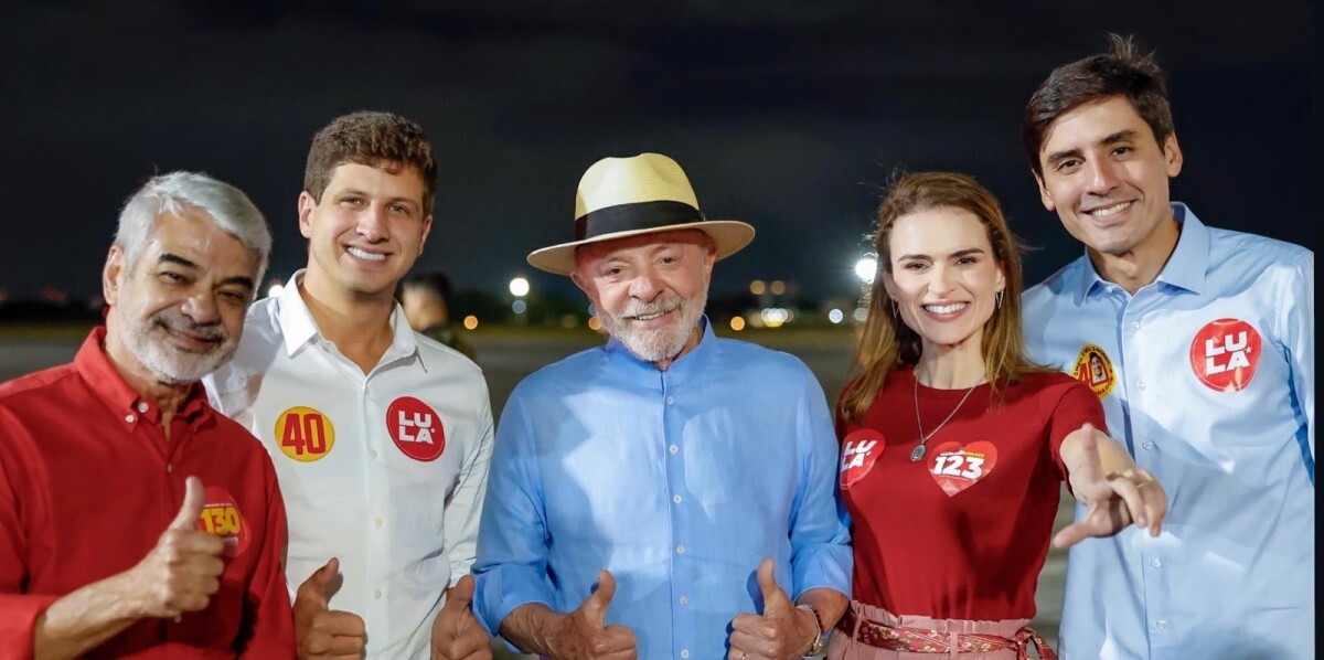 Lula é recebido pela Frente Popular na chegada ao Recife